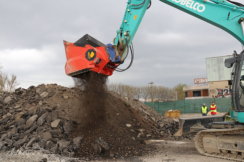 CAZO ALLU TRANSFORMER EN UNA PLANTA DE RECICLAJE